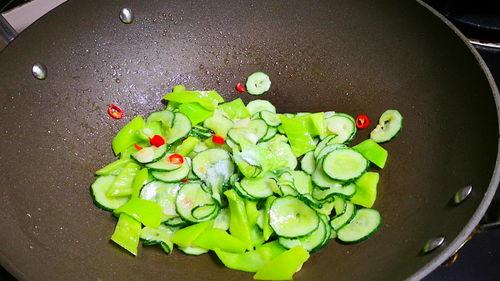 冬天吃咸菜夏天吃瓜,冬天咸菜，夏天瓜果的味蕾之旅