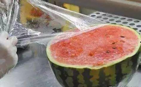 重庆男人吃瓜,麻辣吃瓜，品味生活百态