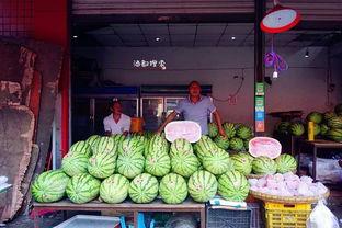 看在老街吃瓜,品味人间烟火气