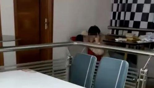 食堂吃瓜情侣,甜蜜情侣的日常甜蜜瞬间